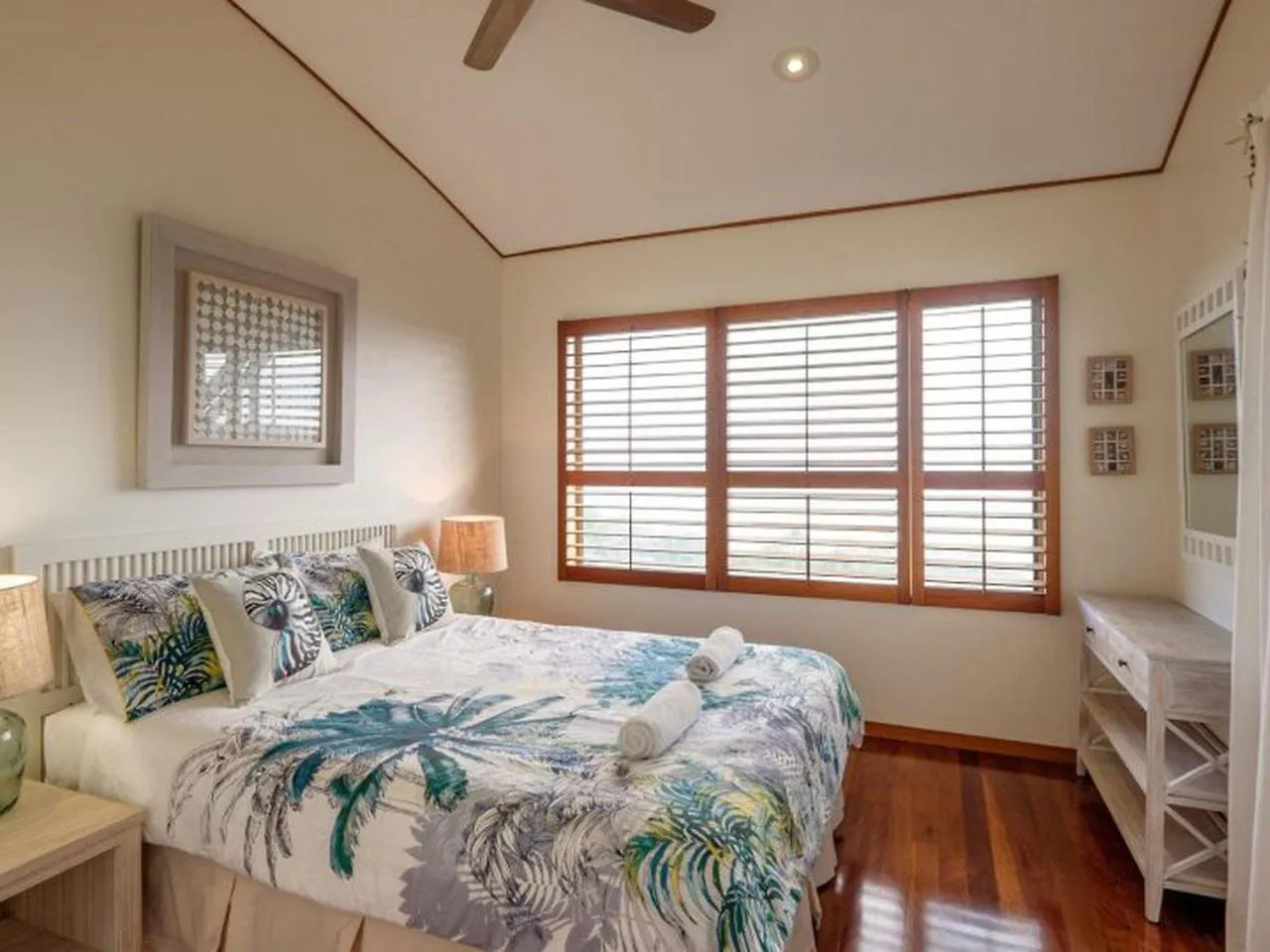 Claytons 8 By Discover Stradbroke contacts